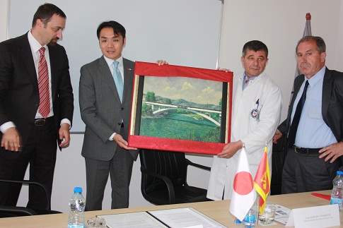 Uručenje poklona prvom ssekretaru ambasade Japana